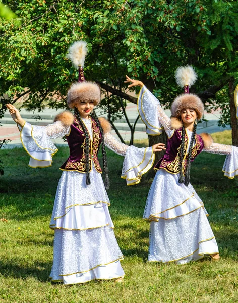 哈萨克斯坦彼得罗巴甫洛夫斯克 2019年8月17日 身着哈萨克民族服装的身着帽子的女孩 绿草树 — 图库照片