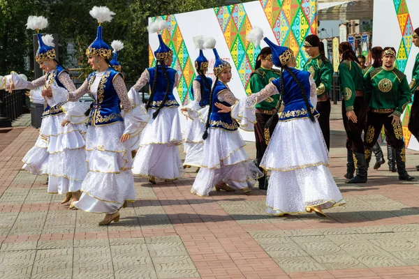 Petropavlovsk Kazachstan Augustus 2019 Petropavlovsk Een Wandeling Klederdracht Door Straten — Stockfoto