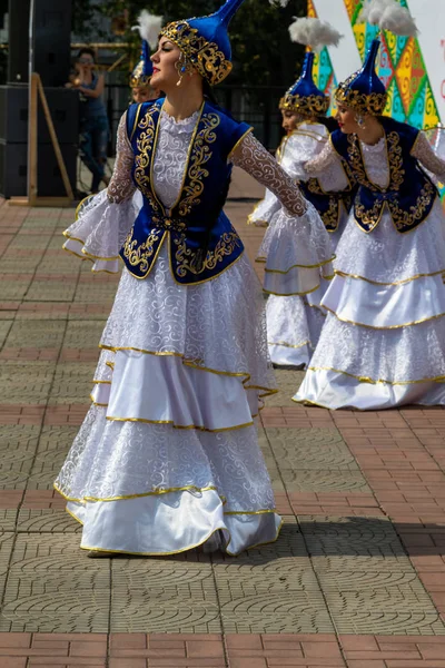 ペトロパブロフスク カザフスタン 2019年8月17日 ペトロパブロフスク 街の通りを通って国民的衣装で散歩 踊りと歌 民俗休日 乗馬ミルクの休日 飲み物 — ストック写真