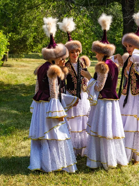 Petropavlovsk Kazakistan Ağustos 2019 Şapkalı Ulusal Kazak Kıyafetleri Giyen Kızlar — Stok fotoğraf