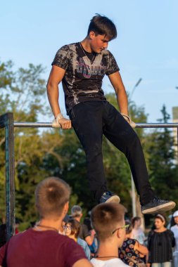 Petropavlovsk, Kazakistan - 23 Ağustos 2019: Gençler şehir parkında yatay bir barda nişanlandı.