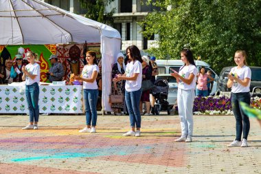 Petropavlovsk, Kazakistan - 17 Ağustos 2019: Petropavlovsk, şehir sokaklarında ulusal kostümler içinde bir yürüyüş. Danslar, şarkılar, halk gelenekleri. Gün tatili, binicilik sütü tatili, içki.