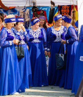 Petropavlovsk, Kazakistan - 17 Ağustos 2019: Petropavlovsk, şehir sokaklarında ulusal kostümler içinde bir yürüyüş. Danslar, şarkılar, halk gelenekleri. Gün tatili, binicilik sütü tatili, içki.