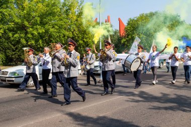 Petropavlovsk, Kazakistan - 17 Ağustos 2019: Askeri bando tatilde. Gün tatili, binicilik sütü tatili, içki.