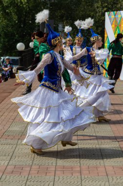 Petropavlovsk, Kazakistan - 17 Ağustos 2019: Petropavlovsk, şehir sokaklarında ulusal kostümler içinde bir yürüyüş. Danslar, şarkılar, halk gelenekleri. Gün tatili, binicilik sütü tatili, içki.