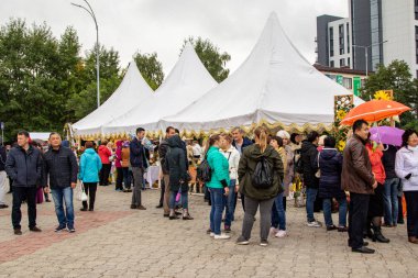 Petropavlovsk, Kazakistan - 30 Ağustos 2019: Kazakistan Anayasa Günü' nü kutlar. Ulusal kostümlü insanlar, tatil şenlikleri.