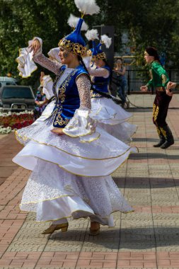 Petropavlovsk, Kazakistan - 17 Ağustos 2019: Petropavlovsk, şehir sokaklarında ulusal kostümler içinde bir yürüyüş. Danslar, şarkılar, halk gelenekleri. Gün tatili, binicilik sütü tatili, içki.