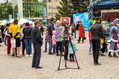 Petropavlovsk, Kazakistan - 30 Ağustos 2019: Kazakistan Anayasa Günü' nü kutlar. Ulusal kostümlü insanlar, tatil şenlikleri.