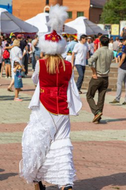 Petropavlovsk, Kazakistan - 17 Ağustos 2019: Çocukların aileleri şehrin sokaklarında ulusal kostümler içinde yürüyor. Gün tatili, binicilik sütü tatili, içki.