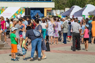 Petropavlovsk, Kazakistan - 17 Ağustos 2019: Çocukların aileleri şehrin sokaklarında ulusal kostümler içinde yürüyor. Gün tatili, binicilik sütü tatili, içki.