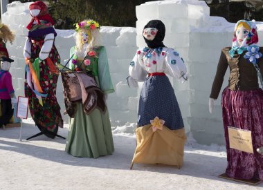Petropavlovsk, Kazakistan - 10 Mart 2019: Yakmak için büyük bebek. Shrovetide veya Shrovetide pagan zamanlarına kadar uzanan bir Slav tatili.