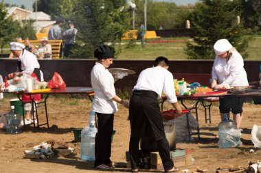 Petropavlovsk, Kazakistan - 28 Temmuz 2019: Sahilde aşçılar yemek hazırlıyor, yaz günü.