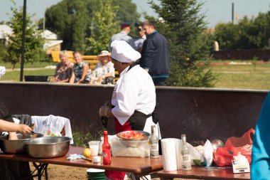 Petropavlovsk, Kazakistan - 28 Temmuz 2019: Sahilde aşçılar yemek hazırlıyor, yaz günü.