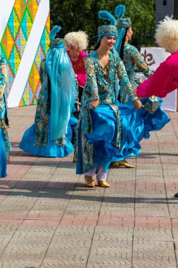 Petropavlovsk, Kazakistan - 17 Ağustos 2019: Petropavlovsk, şehir sokaklarında ulusal kostümler içinde bir yürüyüş. Danslar, şarkılar, halk gelenekleri. Gün tatili, binicilik sütü tatili, içki.