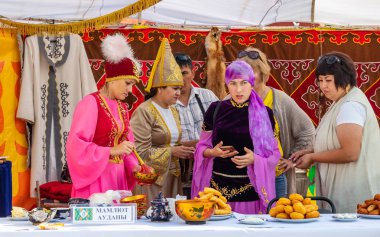 Petropavlovsk, Kazakistan - 17 Ağustos 2019: Petropavlovsk, şehir sokaklarında ulusal kostümler içinde bir yürüyüş. Danslar, şarkılar, halk gelenekleri. Gün tatili, binicilik sütü tatili, içki.