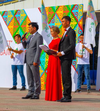 Petropavlovsk, Kazakistan - 17 Ağustos 2019: Petropavlovsk, şehir sokaklarında ulusal kostümler içinde bir yürüyüş. Danslar, şarkılar, halk gelenekleri. Gün tatili, binicilik sütü tatili, içki.