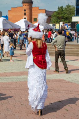 Petropavlovsk, Kazakistan - 17 Ağustos 2019: Çocukların aileleri şehrin sokaklarında ulusal kostümler içinde yürüyor. Gün tatili, binicilik sütü tatili, içki.