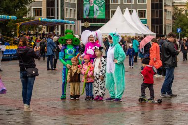 Petropavlovsk, Kazakistan - 30 Ağustos 2019: Kazakistan Anayasa Günü' nü kutlar. Ulusal kostümlü insanlar, tatil şenlikleri.