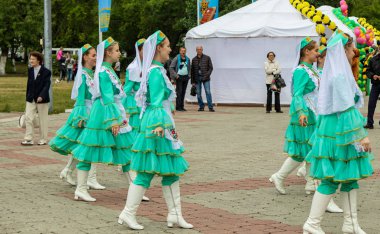 Petropavlovsk, Kazakistan - 30 Ağustos 2019: Kazakistan Anayasa Günü' nü kutlar. Ulusal kostümlü insanlar, tatil şenlikleri.