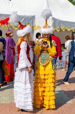 Petropavlovsk, Kazakistan - 17 Ağustos 2019: Petropavlovsk, şehir sokaklarında ulusal kostümler içinde bir yürüyüş. Danslar, şarkılar, halk gelenekleri. Gün tatili, binicilik sütü tatili, içki.