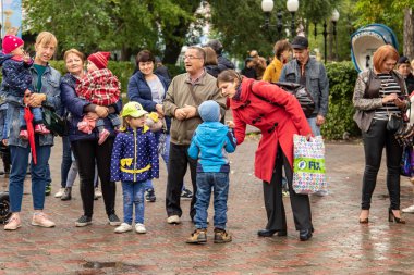 Petropavlovsk, Kazakistan - 30 Ağustos 2019: Kazakistan Anayasa Günü' nü kutlar. Ulusal kostümlü insanlar, tatil şenlikleri.