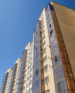 Petropavlovsk, Kazakistan - 24 Ağustos 2019: Şehirde yüksek katlı binalar, yaz sokak. Açık güneşli bir gün.