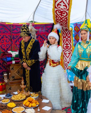 Petropavlovsk, Kazakistan - 17 Ağustos 2019: Petropavlovsk, şehir sokaklarında ulusal kostümler içinde bir yürüyüş. Danslar, şarkılar, halk gelenekleri. Gün tatili, binicilik sütü tatili, içki.