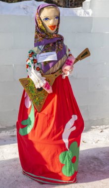 Petropavlovsk, Kazakistan - 10 Mart 2019: Yakmak için büyük bebek. Shrovetide veya Shrovetide pagan zamanlarına kadar uzanan bir Slav tatili.