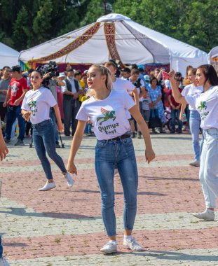 Petropavlovsk, Kazakistan - 17 Ağustos 2019: Petropavlovsk, şehir sokaklarında ulusal kostümler içinde bir yürüyüş. Danslar, şarkılar, halk gelenekleri. Gün tatili, binicilik sütü tatili, içki.