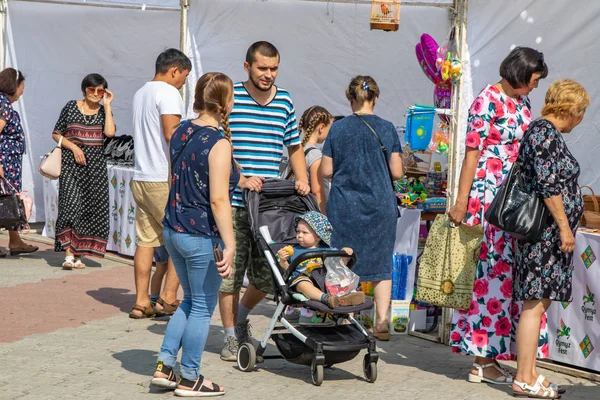 Petropavlovsk Kazajstán Agosto 2019 Los Padres Niños Caminan Trajes Nacionales — Foto de Stock