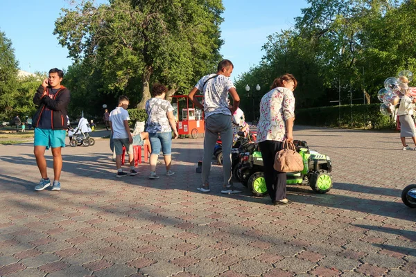 ペトロパブロフスク カザフスタン 2019 市内の子供の公園 子供を持つ親は 公園で夏に歩きます 小さなもののためのオートバイ — ストック写真