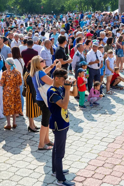 Pietropawłowsk Kazachstan Sierpnia 2019 Rodzice Dzieci Chodzą Strojach Narodowych Wzdłuż — Zdjęcie stockowe