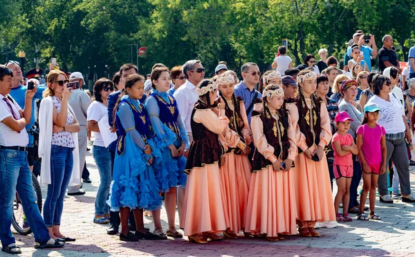哈萨克斯坦彼得罗巴甫洛夫斯克 2019年8月17日 彼得罗巴甫洛夫斯克 身着民族服装穿过城市街道 舞蹈和歌曲 节日的马术牛奶 — 图库照片