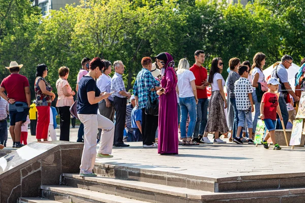 Petropavlovsk, Kazakistan - 17 Ağustos 2019: Çocukların aileleri şehrin sokaklarında ulusal kostümler içinde yürüyor. Gün tatili, binicilik sütü tatili, içki.
