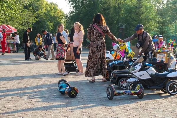 Pietropawłowsk Kazachstan Sierpnia 2019 Park Dziecięcy Mieście Rodzice Dziećmi Chodzą — Zdjęcie stockowe