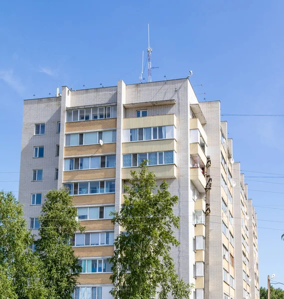 哈萨克斯坦彼得罗巴甫洛夫斯克 2019年8月20日 夏日树木景观背景下的高层建筑 — 图库照片
