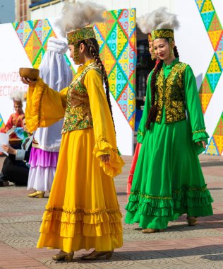 Petropavlovsk, Kazakistan - 17 Ağustos 2019: Petropavlovsk, şehir sokaklarında ulusal kostümler içinde bir yürüyüş. Danslar, şarkılar, halk gelenekleri. Gün tatili, binicilik sütü tatili, içki.