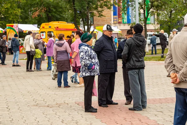 Petropavlovsk, Kazakistan - 30 Ağustos 2019: Kazakistan Anayasa Günü' nü kutlar. Ulusal kostümlü insanlar, tatil şenlikleri.