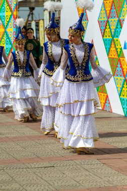 Petropavlovsk, Kazakistan - 17 Ağustos 2019: Petropavlovsk, şehir sokaklarında ulusal kostümler içinde bir yürüyüş. Danslar, şarkılar, halk gelenekleri. Gün tatili, binicilik sütü tatili, içki.