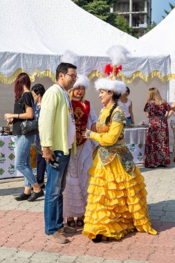 Petropavlovsk, Kazakistan - 17 Ağustos 2019: Petropavlovsk, şehir sokaklarında ulusal kostümler içinde bir yürüyüş. Danslar, şarkılar, halk gelenekleri. Gün tatili, binicilik sütü tatili, içki.