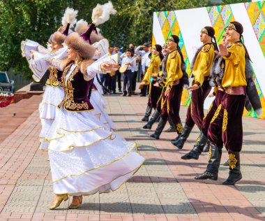 Petropavlovsk, Kazakistan - 17 Ağustos 2019: Petropavlovsk, şehir sokaklarında ulusal kostümler içinde bir yürüyüş. Danslar, şarkılar, halk gelenekleri. Gün tatili, binicilik sütü tatili, içki.