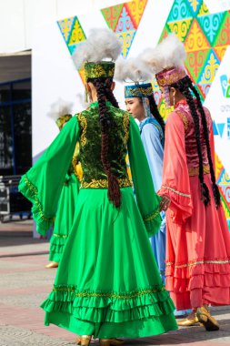 Petropavlovsk, Kazakistan - 17 Ağustos 2019: Petropavlovsk, şehir sokaklarında ulusal kostümler içinde bir yürüyüş. Danslar, şarkılar, halk gelenekleri. Gün tatili, binicilik sütü tatili, içki.