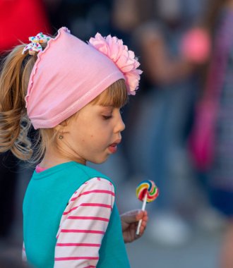 Petropavlovsk, Kazakistan - 23 Ağustos 2019: Çocuklar ve ebeveynler bir şehir parkında dans ediyor. Akşam yaz günü.