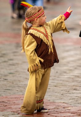 Petropavlovsk, Kazakistan - 30 Ağustos 2019: Kazakistan Anayasa Günü' nü kutlar. Ulusal kostümlü insanlar, tatil şenlikleri.