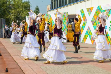 Petropavlovsk, Kazakistan - 17 Ağustos 2019: Petropavlovsk, şehir sokaklarında ulusal kostümler içinde bir yürüyüş. Danslar, şarkılar, halk gelenekleri. Gün tatili, binicilik sütü tatili, içki.