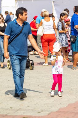 Petropavlovsk, Kazakistan - 17 Ağustos 2019: Çocukların aileleri şehrin sokaklarında ulusal kostümler içinde yürüyor. Gün tatili, binicilik sütü tatili, içki.