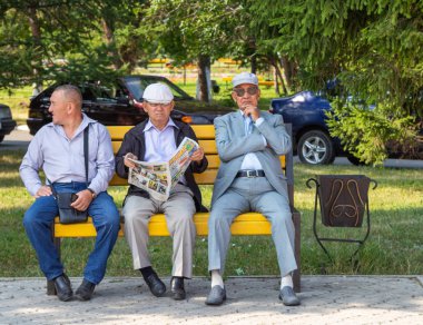 Petropavlovsk, Kazakistan - 17 Ağustos 2019: Çocukların aileleri şehrin sokaklarında ulusal kostümler içinde yürüyor. Gün tatili, binicilik sütü tatili, içki.