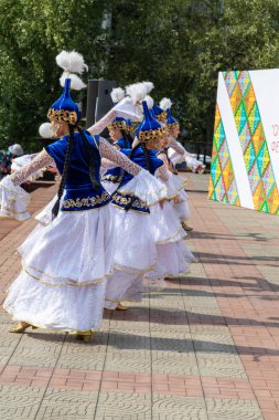 Petropavlovsk, Kazakistan - 17 Ağustos 2019: Petropavlovsk, şehir sokaklarında ulusal kostümler içinde bir yürüyüş. Danslar, şarkılar, halk gelenekleri. Gün tatili, binicilik sütü tatili, içki.