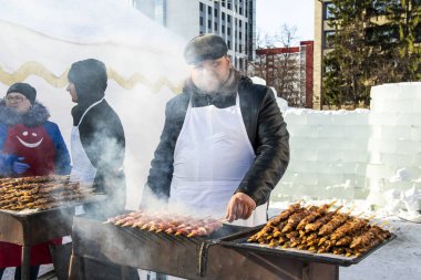 Petropavlovsk, Kazakistan - 10 Mart 2019: Erkekler sokakta kış barbeküsünü kızartıyor.