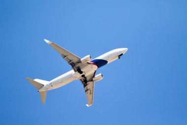 Antalya, Türkiye - 13 Temmuz 2019: Mavi gökyüzü nerelerinde yolcu uçağı.